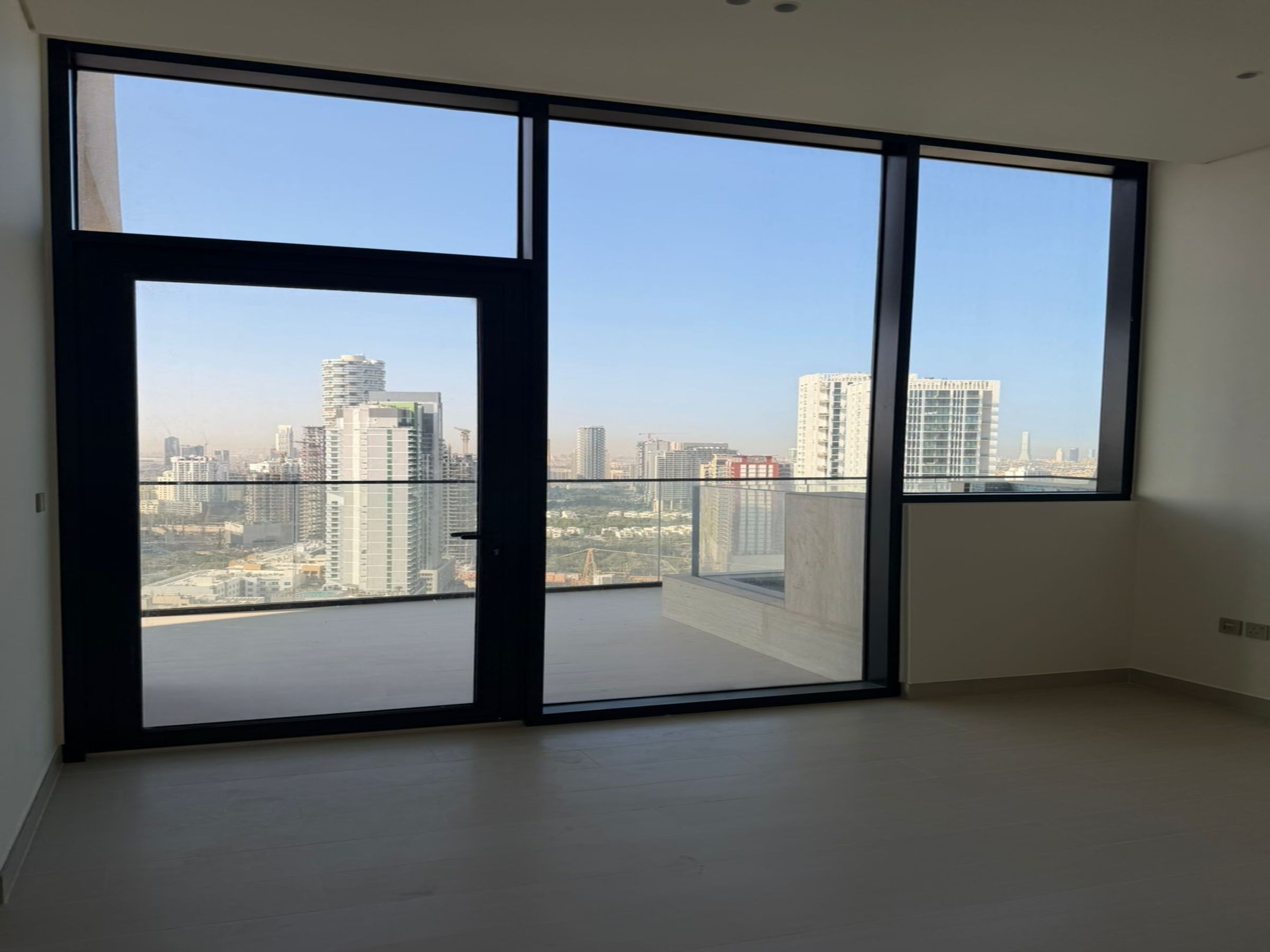 Spacious Layout |High Floor I Prime Location