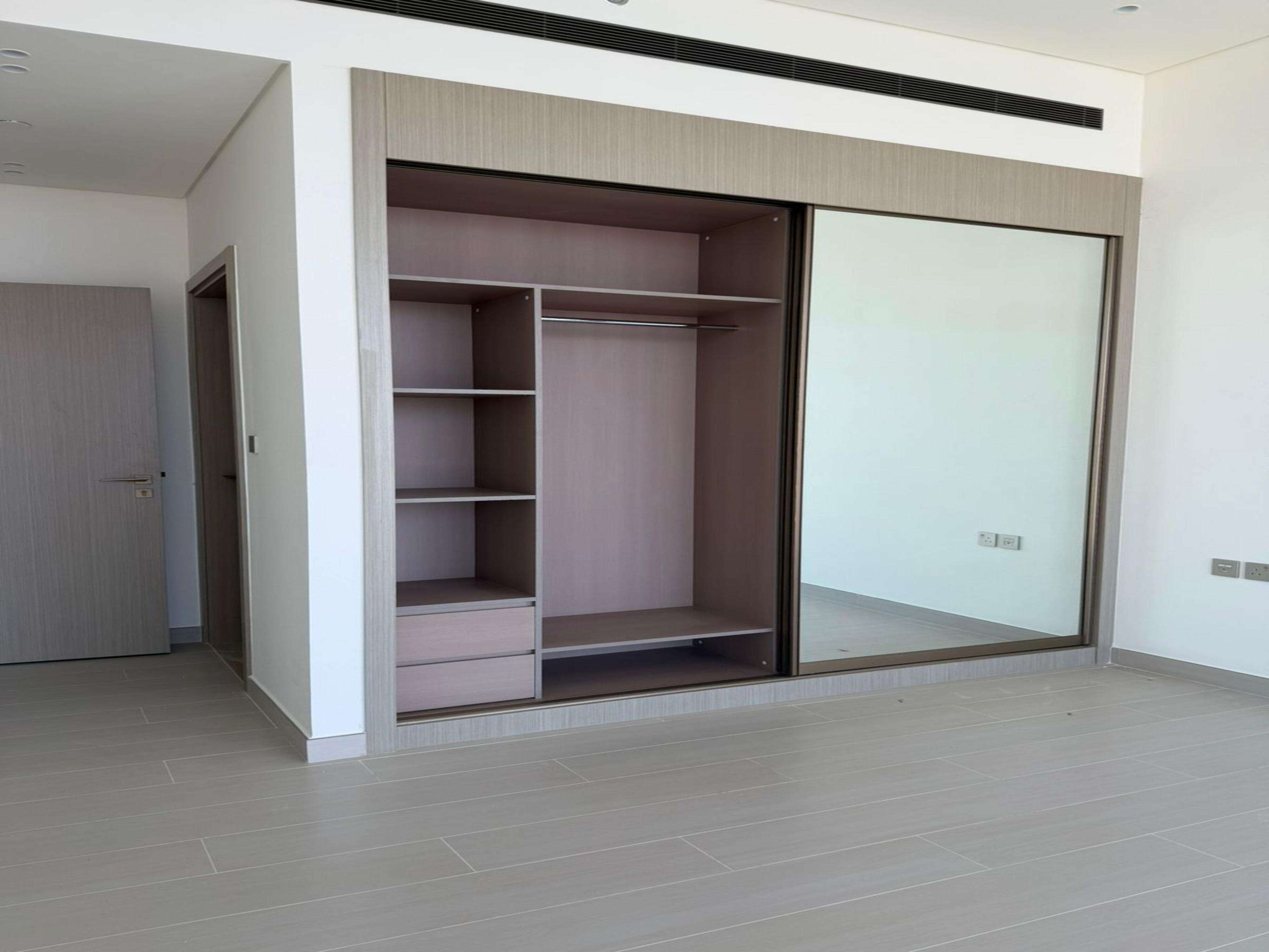 Spacious Layout |High Floor I Prime Location