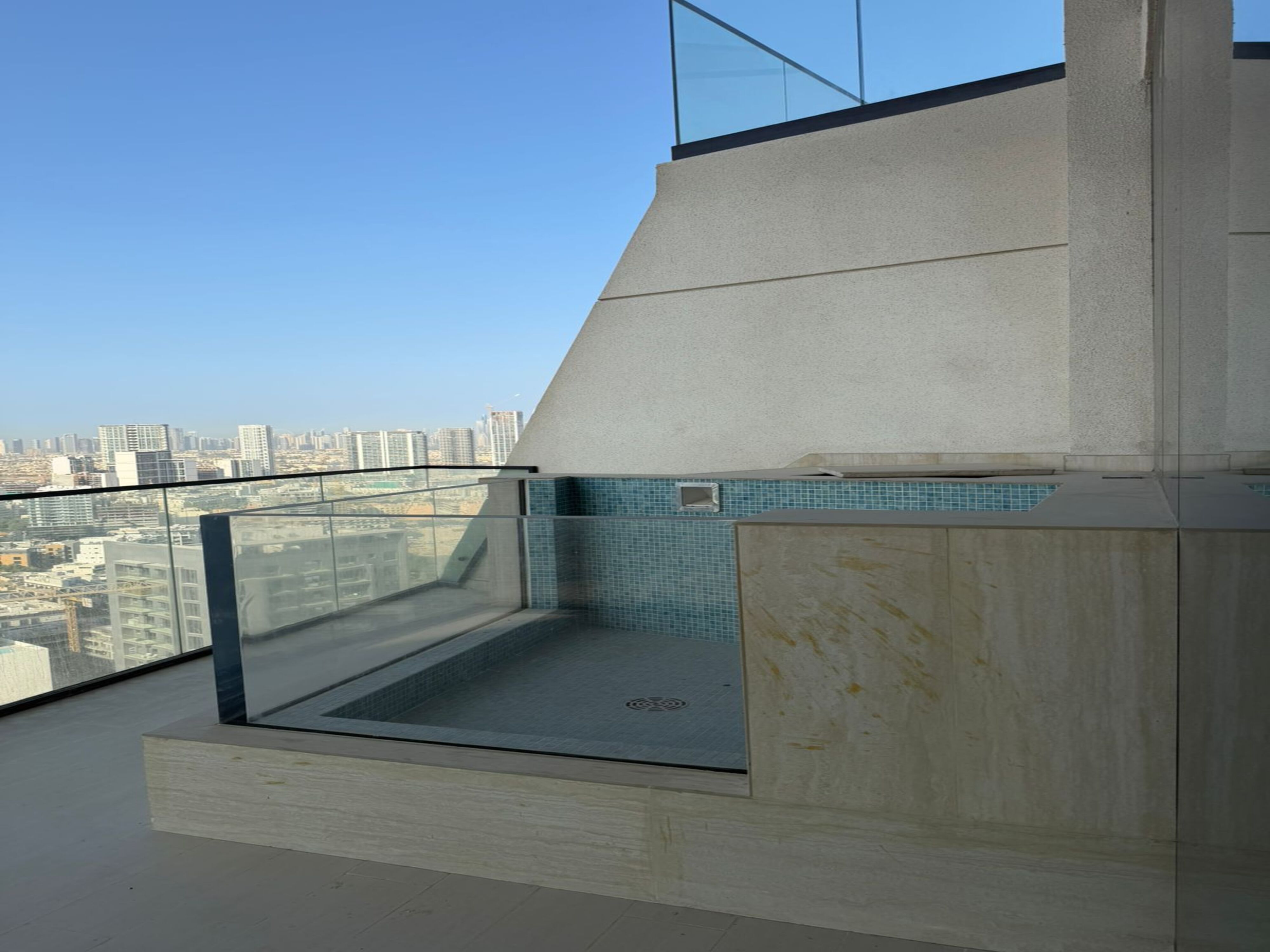 Spacious Layout |High Floor I Prime Location