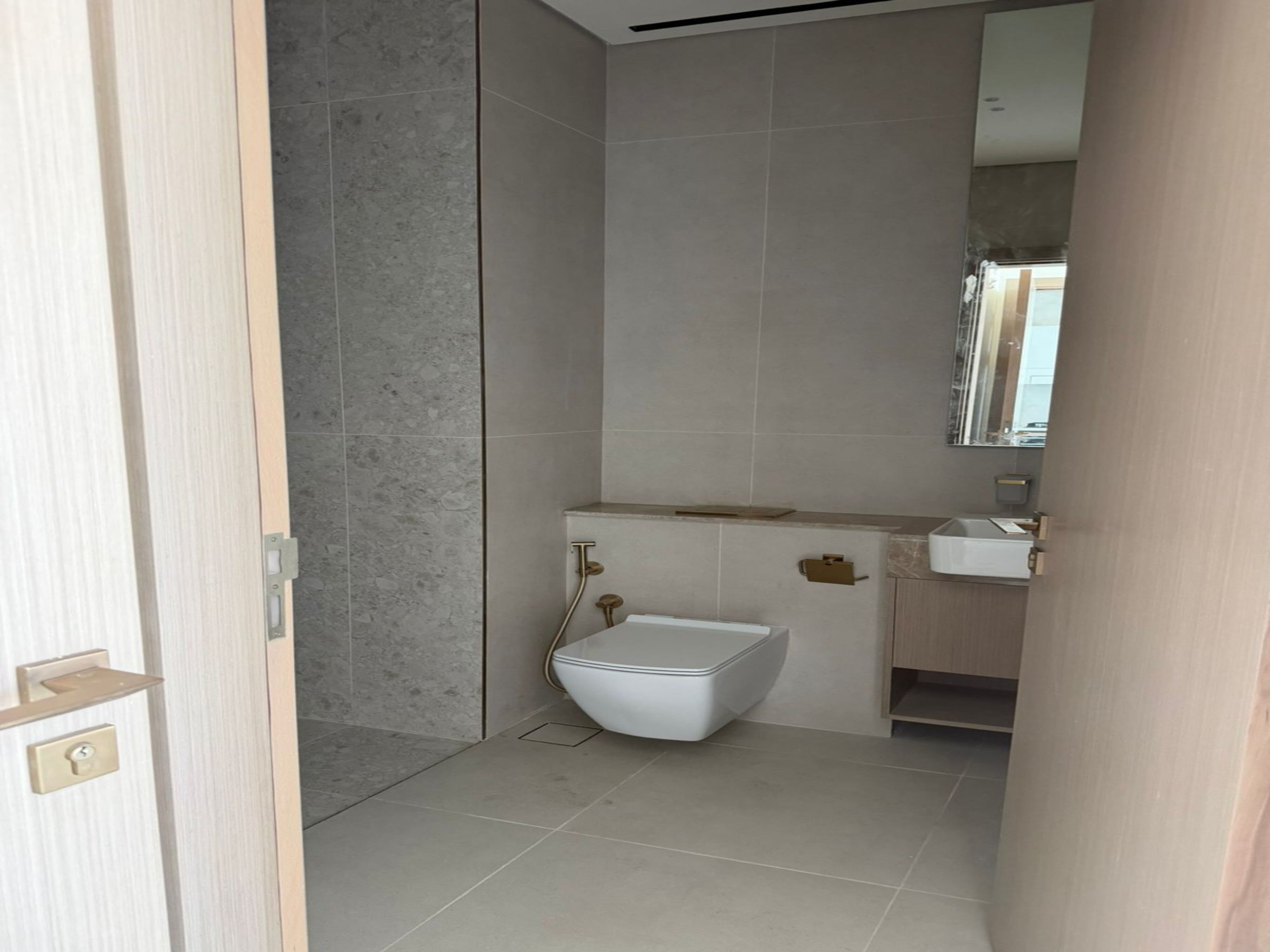 Spacious Layout |High Floor I Prime Location